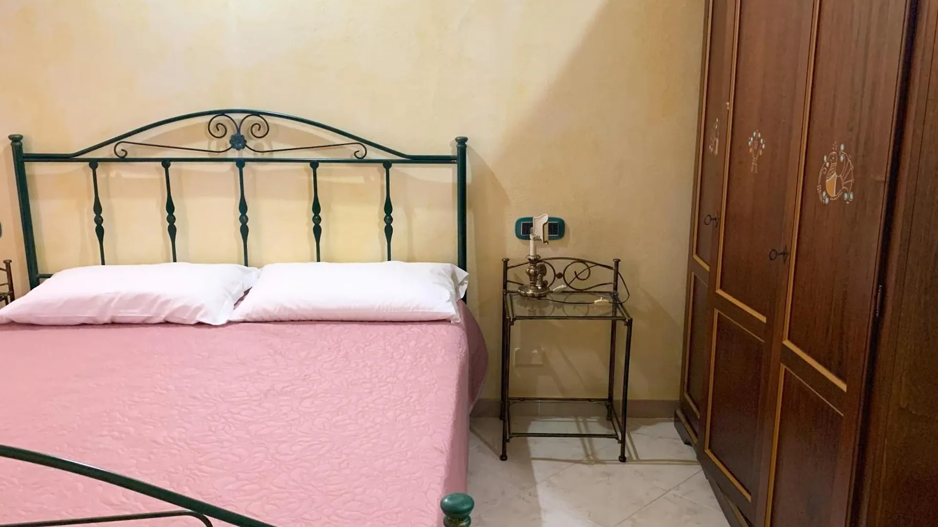 Bnb Inn - Cyclists & Bikers - Camere Con Bagno Privato-Parcheggio Interno Per Moto E Bici -Energetic Breakfast Extra Làconi 0*,  İtalya