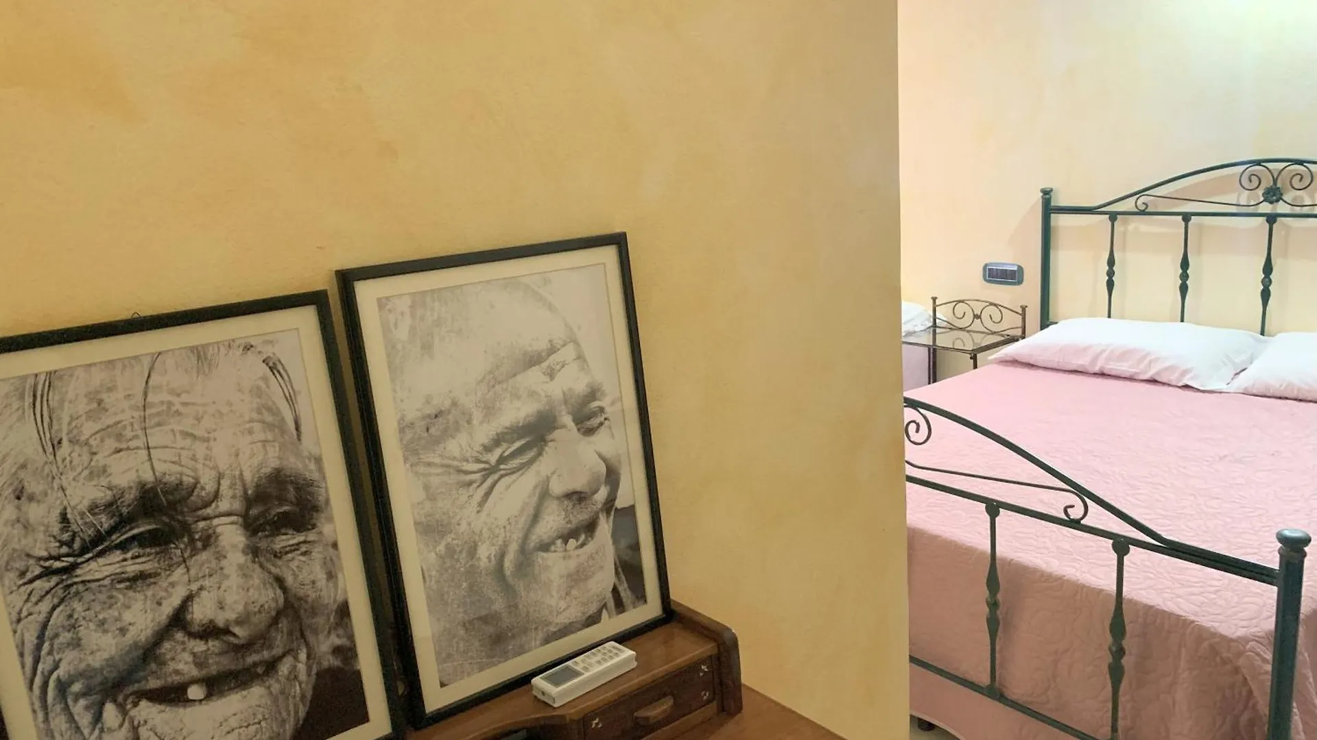 Bnb Inn - Cyclists & Bikers - Camere Con Bagno Privato-Parcheggio Interno Per Moto E Bici -Energetic Breakfast Extra Làconi Oda ve Kahvaltı