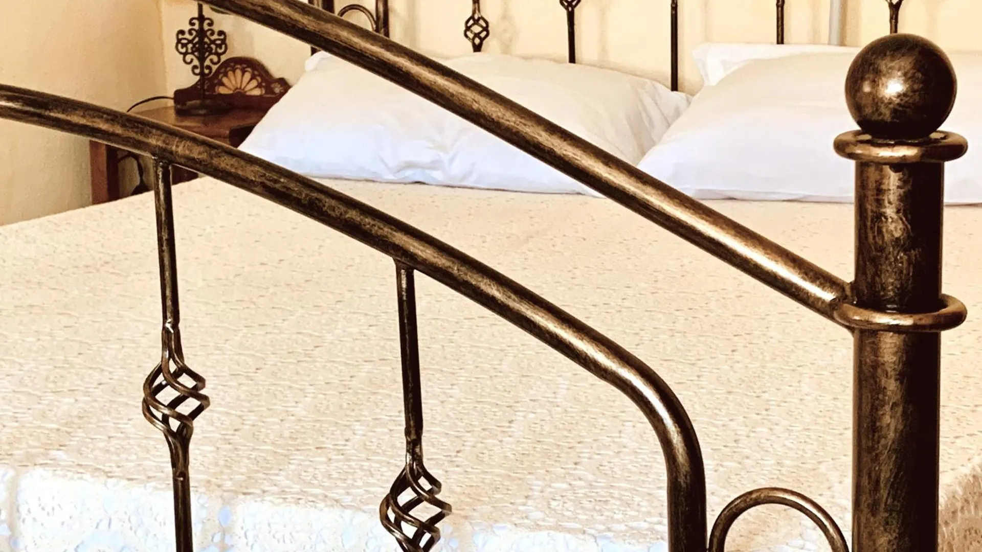 Bed & Breakfast Bnb Inn - Cyclists & Bikers - Camere Con Bagno Privato-Parcheggio Interno Per Moto E Bici -Energetic Breakfast Extra Laconi