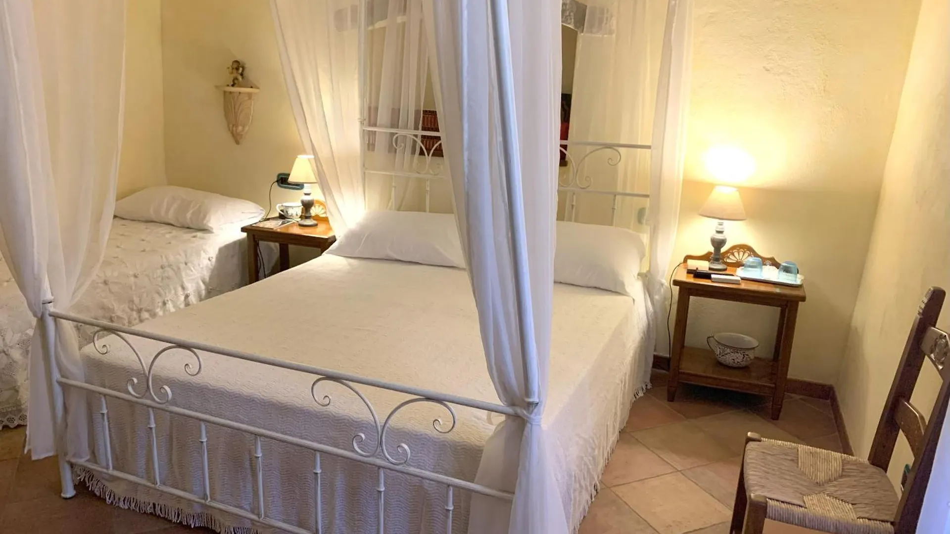 Bnb Inn - Cyclists & Bikers - Camere Con Bagno Privato-Parcheggio Interno Per Moto E Bici -Energetic Breakfast Extra Laconi 0*,